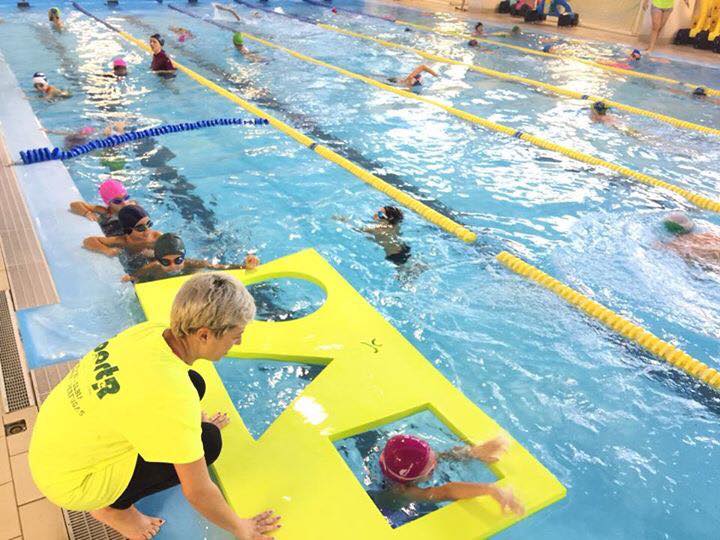 Un istruttore accompagna i bambini in piscina, foto Sporter