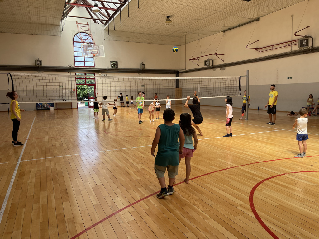 Attività di gruppo in palestra dai centri estivi Sporter